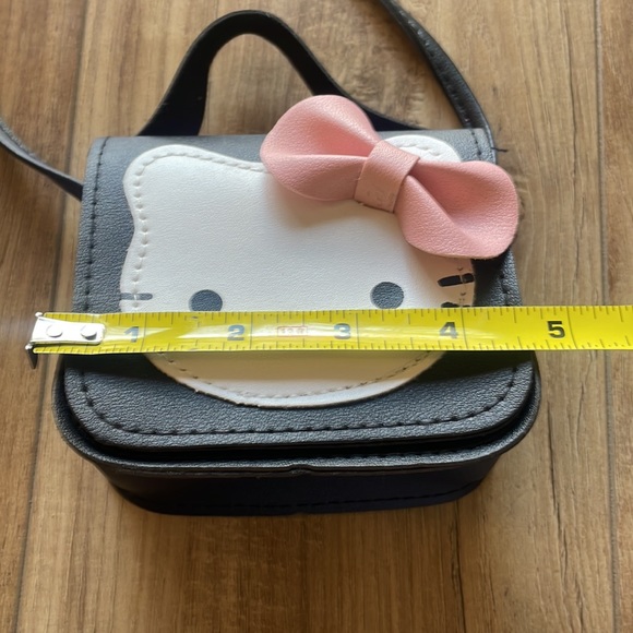 Hello Kitty Purse - Picture 6 of 9
